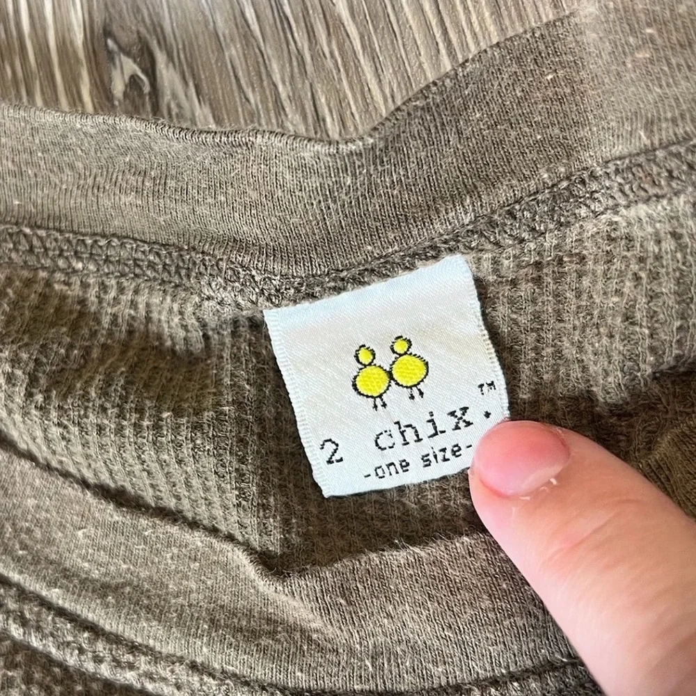 2 Chix Thermal Top Womens One Size Brown Whats Kickin Graphic Waffle Knit USA